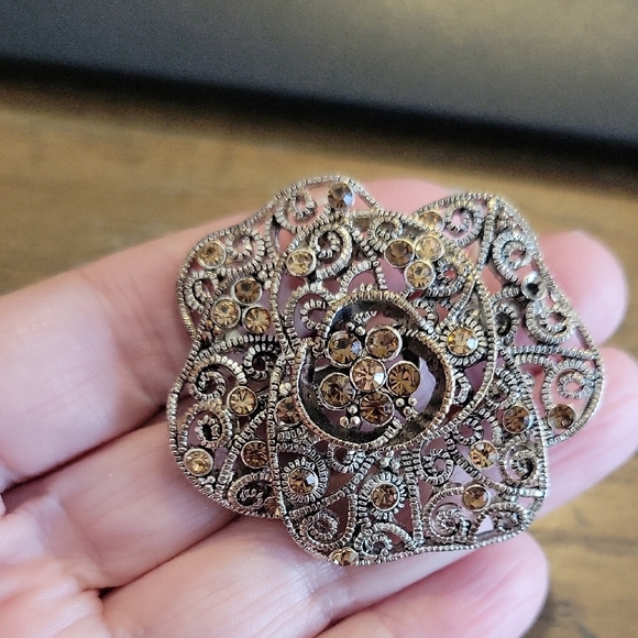 Elegant Silver and Gold tones Floral Brooch with chocolate chrystals - Picture 3 of 4